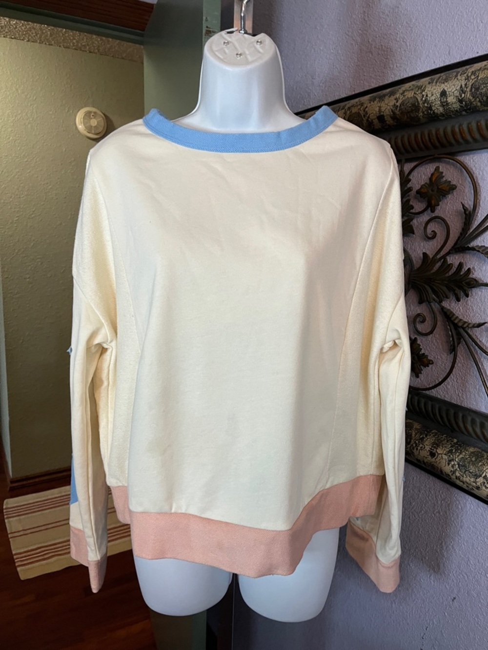One Eleven North Cream Sweatshirt with Star Color block Accent Sz S- so cute